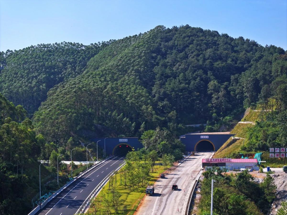 桂林至柳州高速公路改扩建项目全线隧道... 